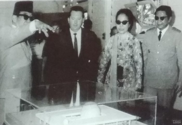 presiden soekarno menjelaskan tetang maket planetarium