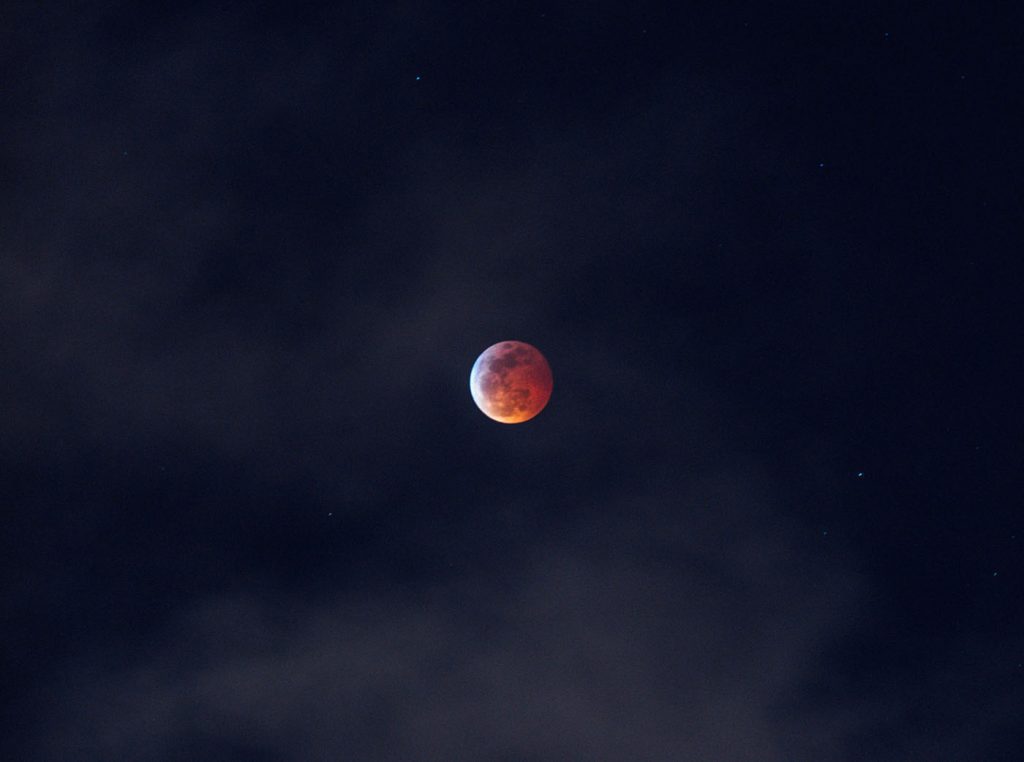 Saat Bulan Memerah