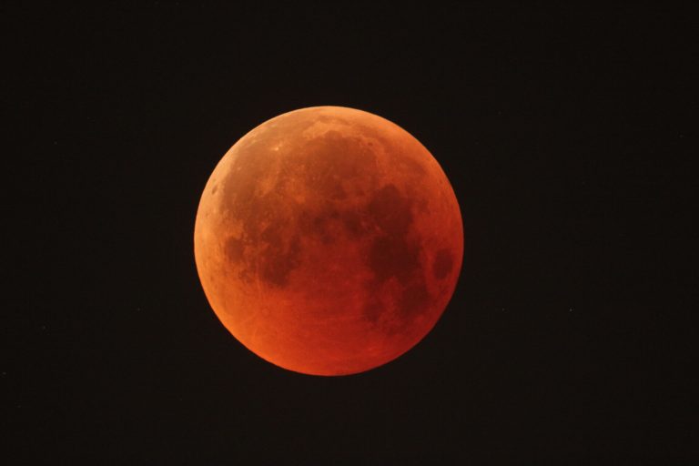Mengamati Bulan Purnama Pink Supermoon Malam Ini