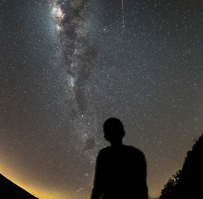 Cara Terbaik Mengamati Hujan Meteor Di Langit Malam