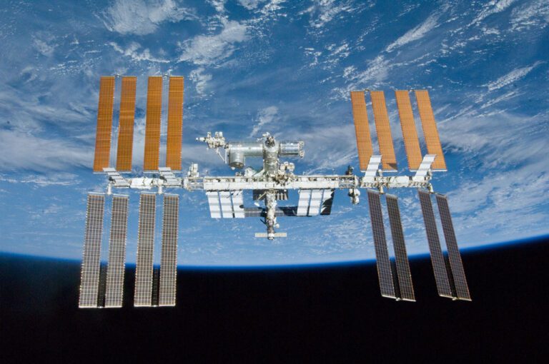 Stasiun Luar Angkasa Internasional (ISS): Tempat Tinggal Manusia di Luar Angkasa